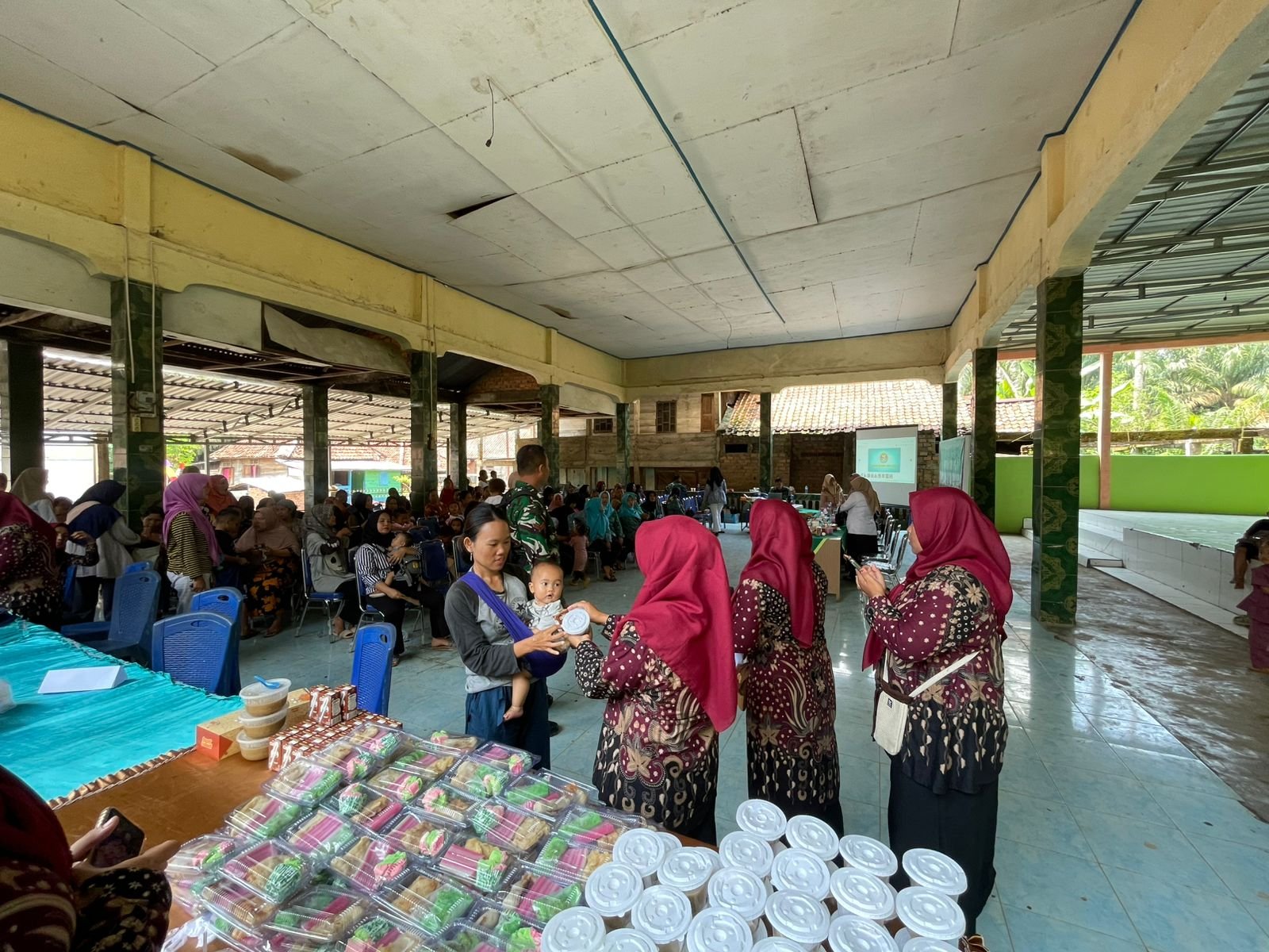 Cegah Stunting, Satgas TMMD 128 Kodim 0405/Lahat Bagikan Makanan Bergizi untuk Balita