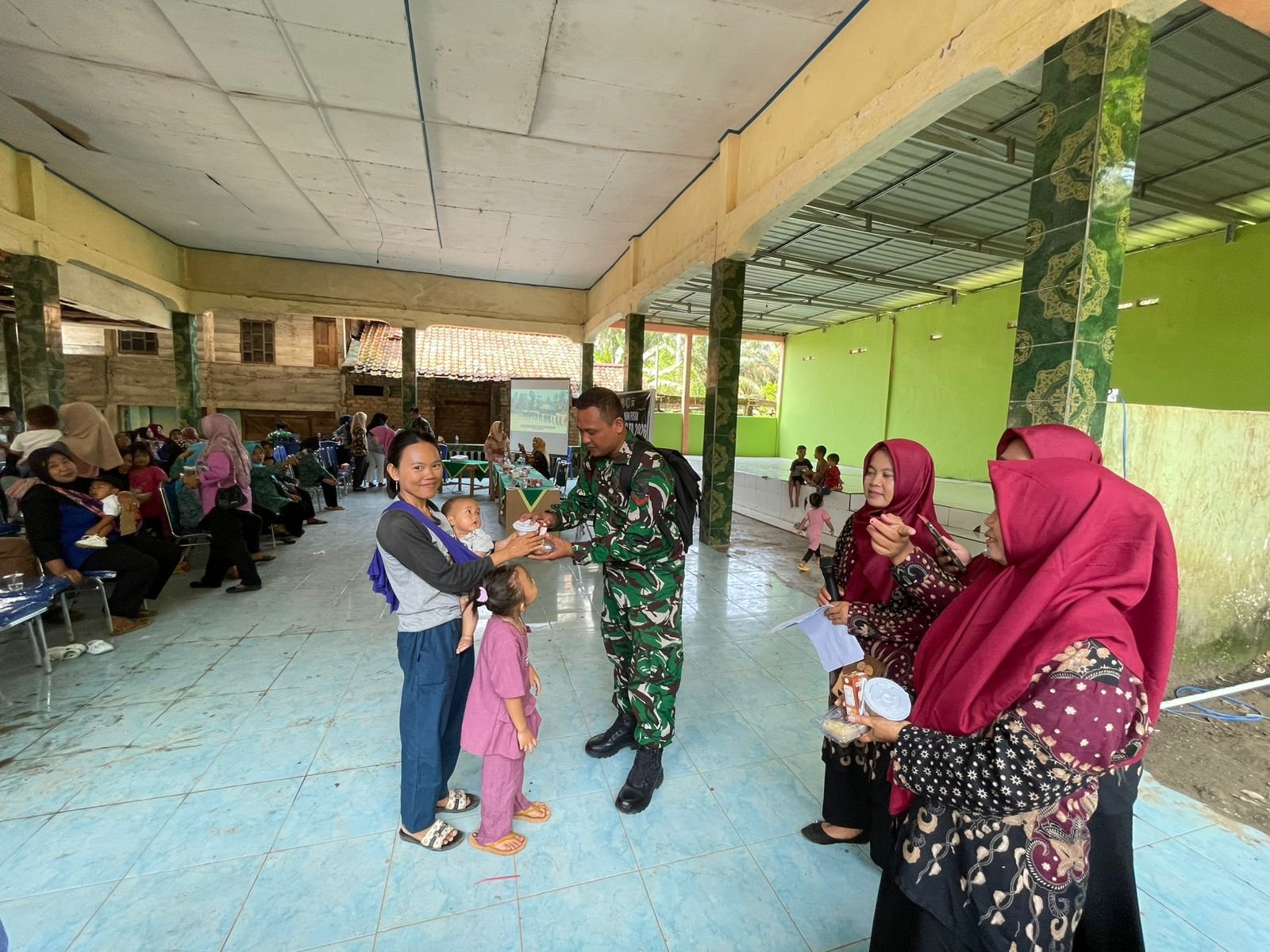 Satgas TMMD 128 Kodim 0405/Lahat Bagikan Makanan Tambahan Balita di Posyandu