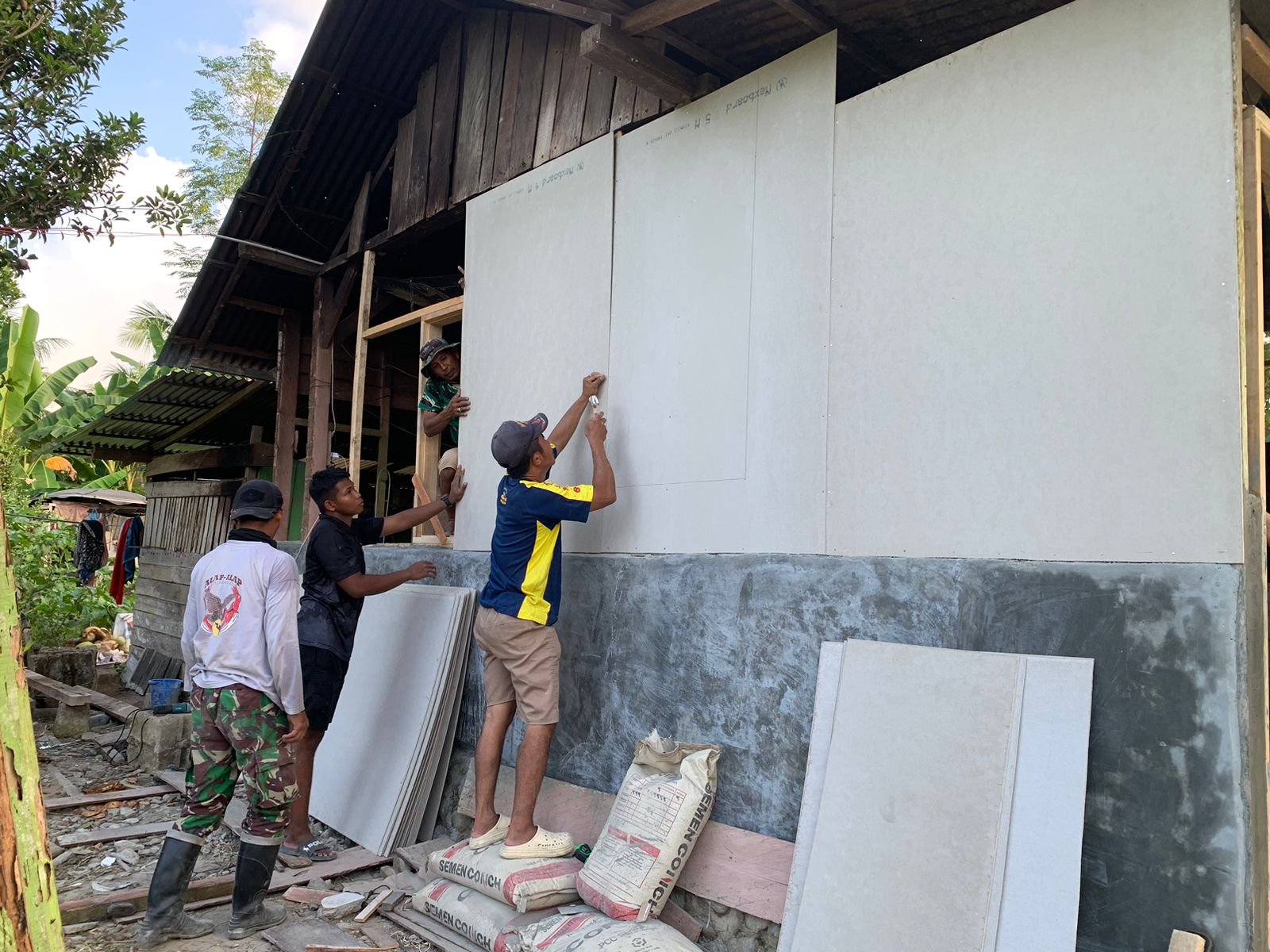 Satgas TMMD ke-128 Kodim 1306/Palu Pasang Dinding GRC Rumah Warga di Sausu Trans