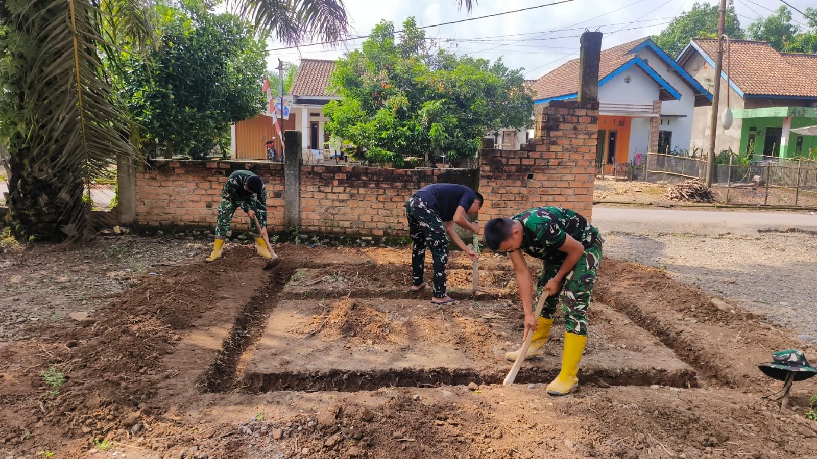 Satgas TMMD Kodim 0405/Lahat Lakukan Penggalian Tanah untuk Pondasi Pos Kamping