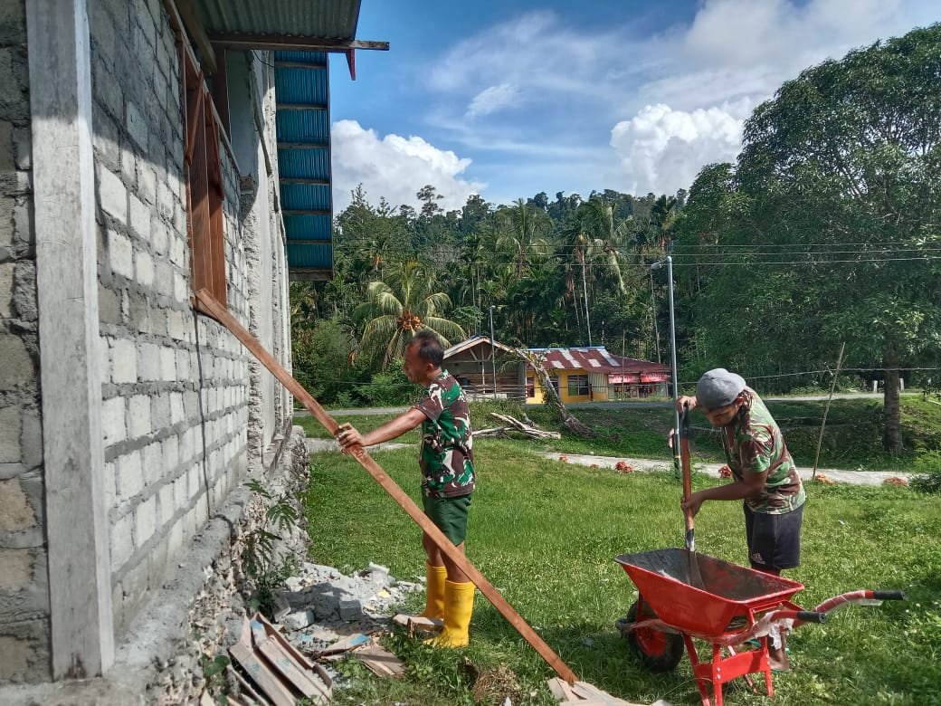 Satgas TMMD Kodim 1801/Manokwari Pasang Kusen, Renovasi Gereja ERROI Kian Terlihat Rapi