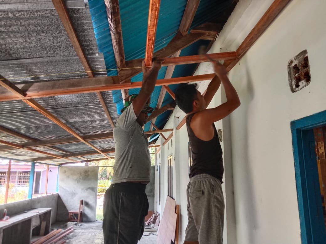 Satgas TMMD Siapkan Kerangka Plafon, Renovasi Gereja ERROI Masuki Tahap Lanjutan