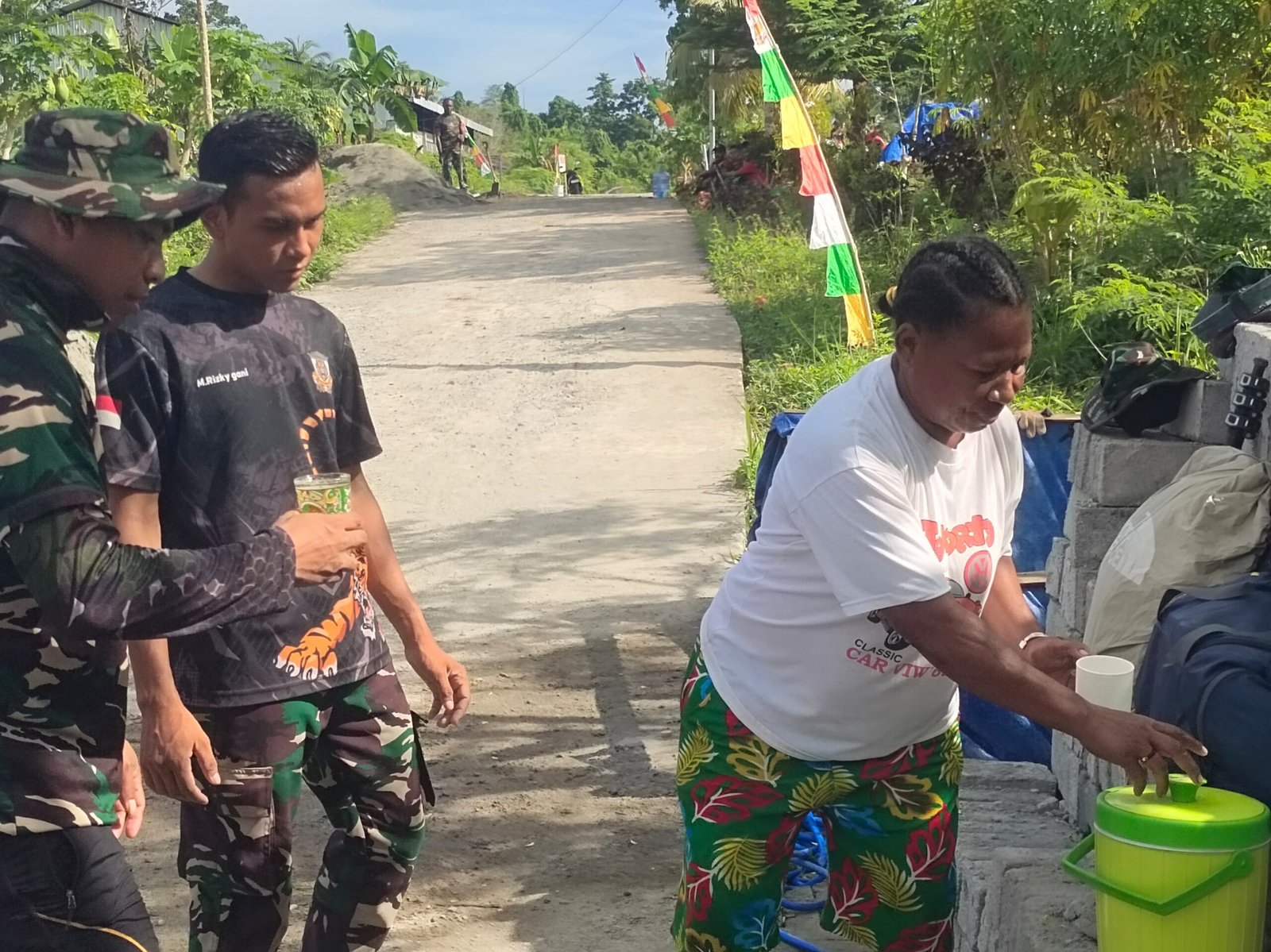Antusias Mama – mama Bawakan Makan dan Minum Untuk Satgas TMMD 128 Kodim 1801/Manokwari ‎      