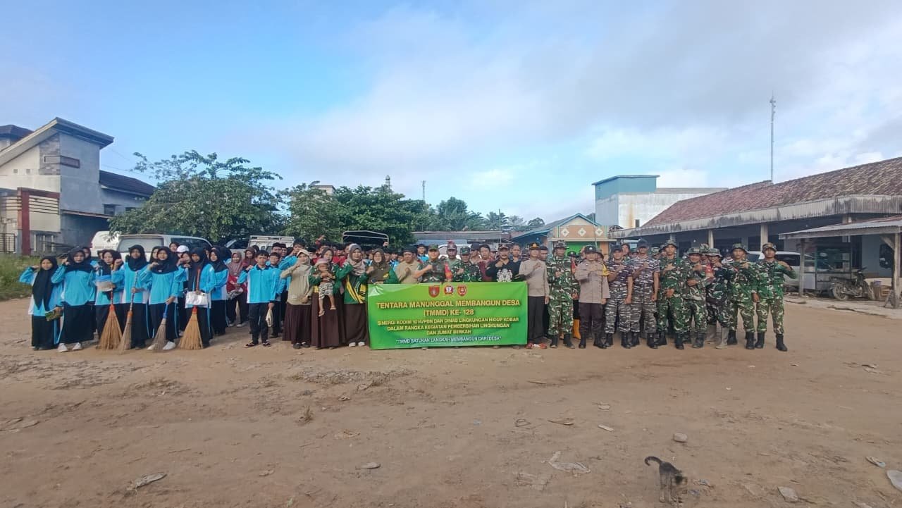 Kepedulian TNI di Jumat Berkah, Dandim 1014/Pbn Turun Langsung Berbagi di Sekitar Pasar Pangkalan Banteng