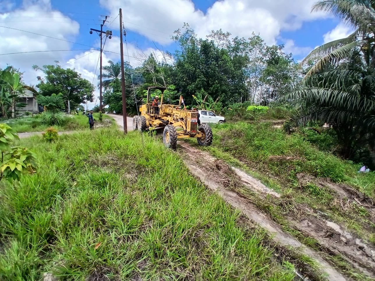 Kemajuan TMMD Ke-128, Alat Berat Mulai Perbaiki Jalan di Desa Sungai Hijau