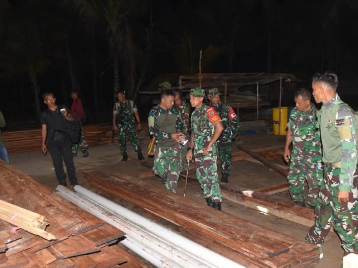 Larut Malam Tak Jadi Hambatan, Dansatgas TMMD Tetap Tinjau Lokasi di Kampung Keakwa