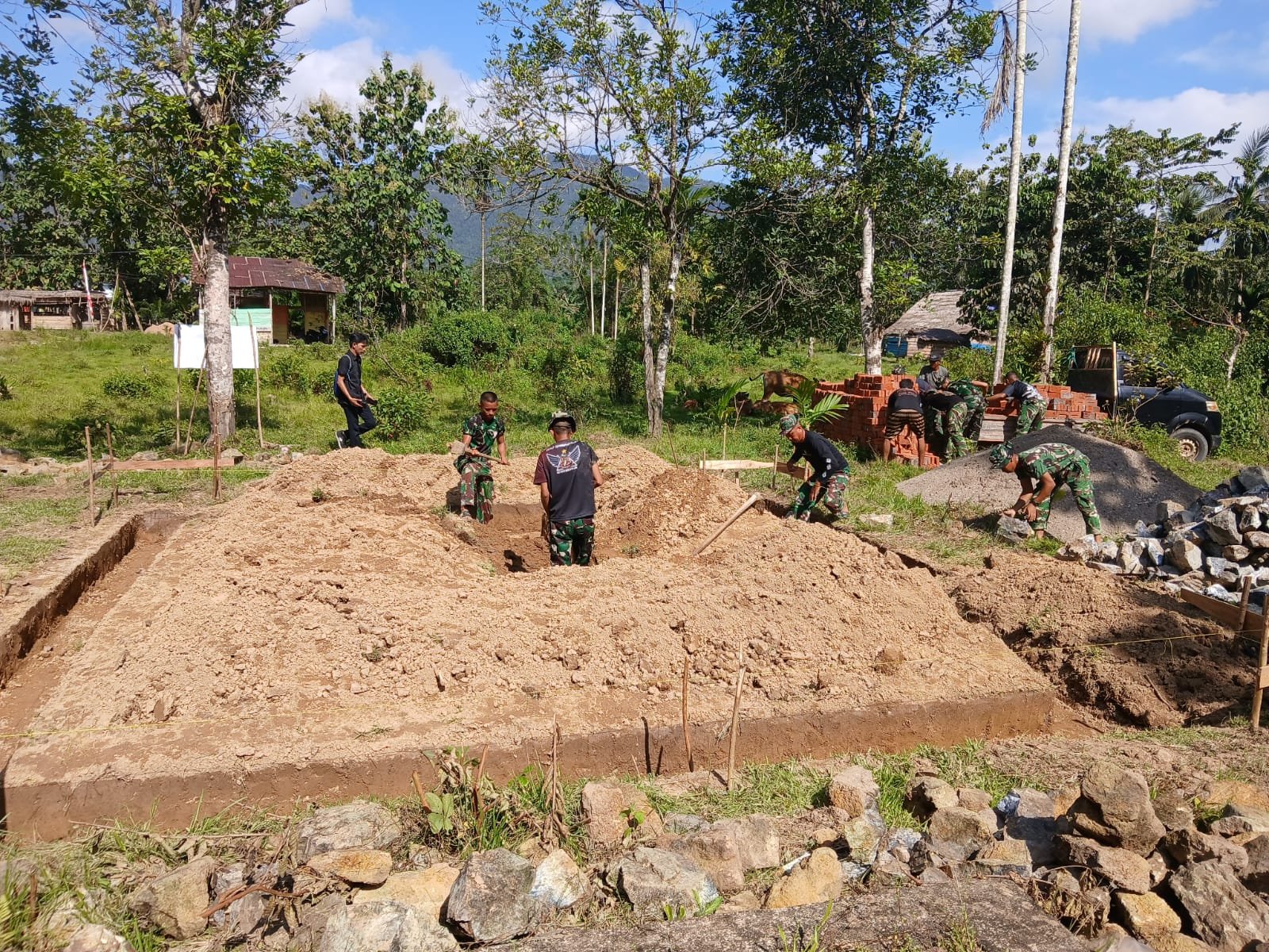 Hari Kedua TMMD Ke-128, Pondasi Rumah di Konawe Utara Mulai Terbentuk