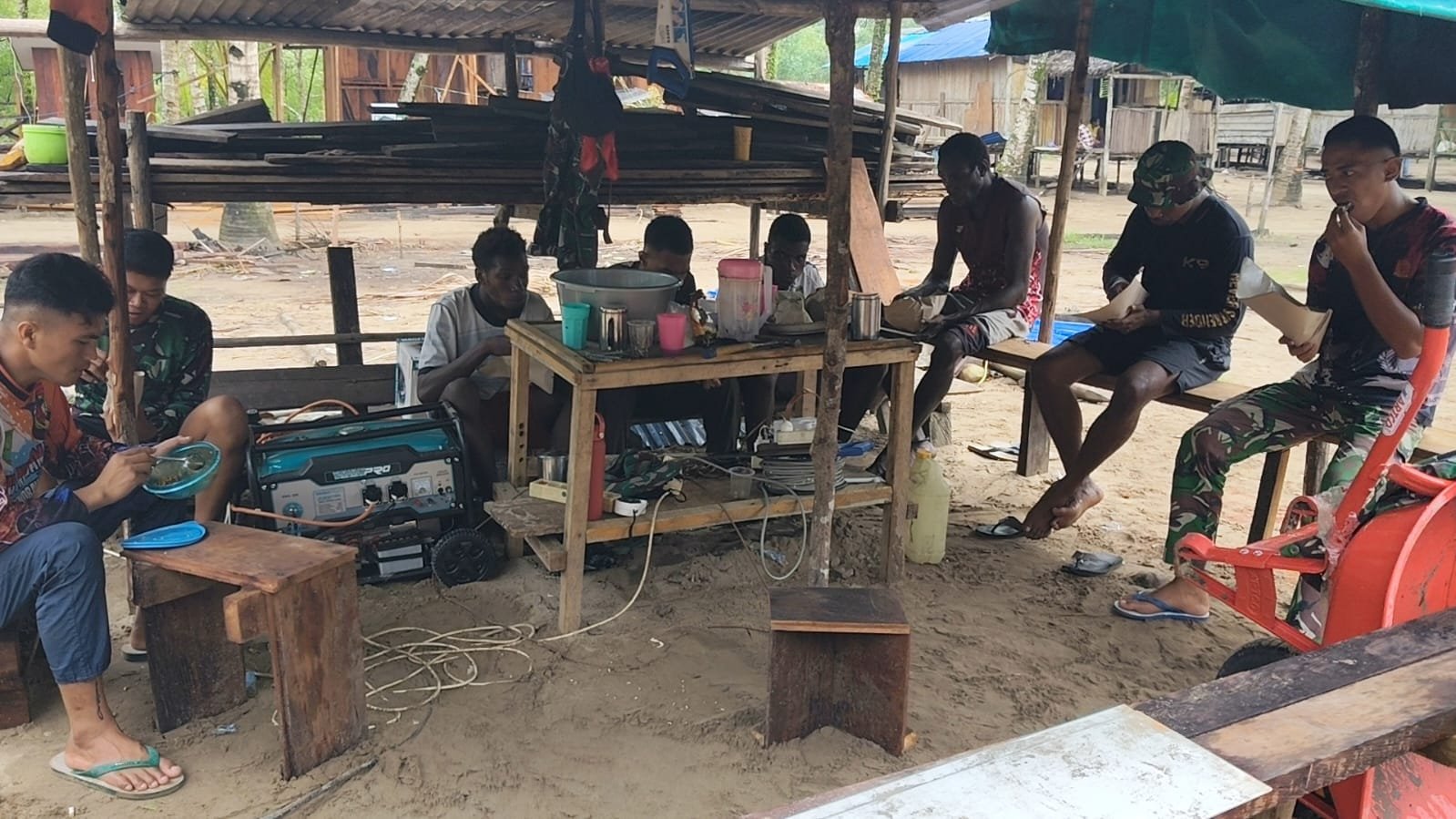 Suasana Kehangatan Saat Satgas TMMD ke-128 Nikmati Makan Siang Bersama
