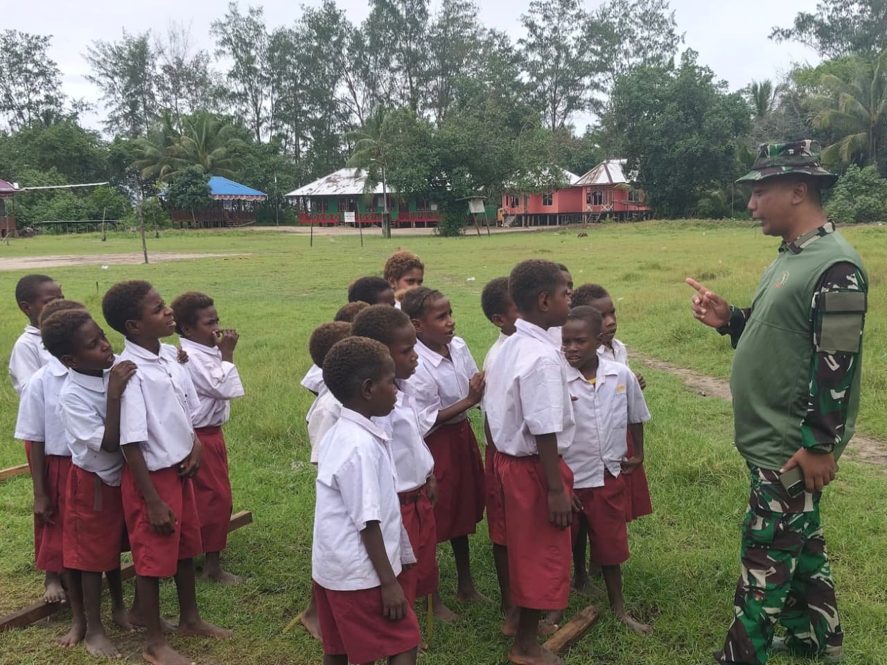 Satgas TMMD Bermain Bersama Anak-Anak Sekolah, Ciptakan Suasana Penuh Keceriaan