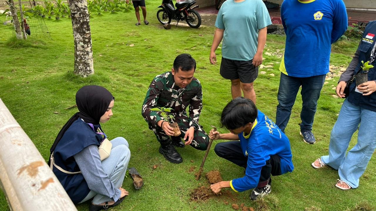 Peduli Lingkungan, Satgas TMMD Ke-128 Kodim 0425/Seluma Bersama Mahasiswa Tanam Bibit Pohon