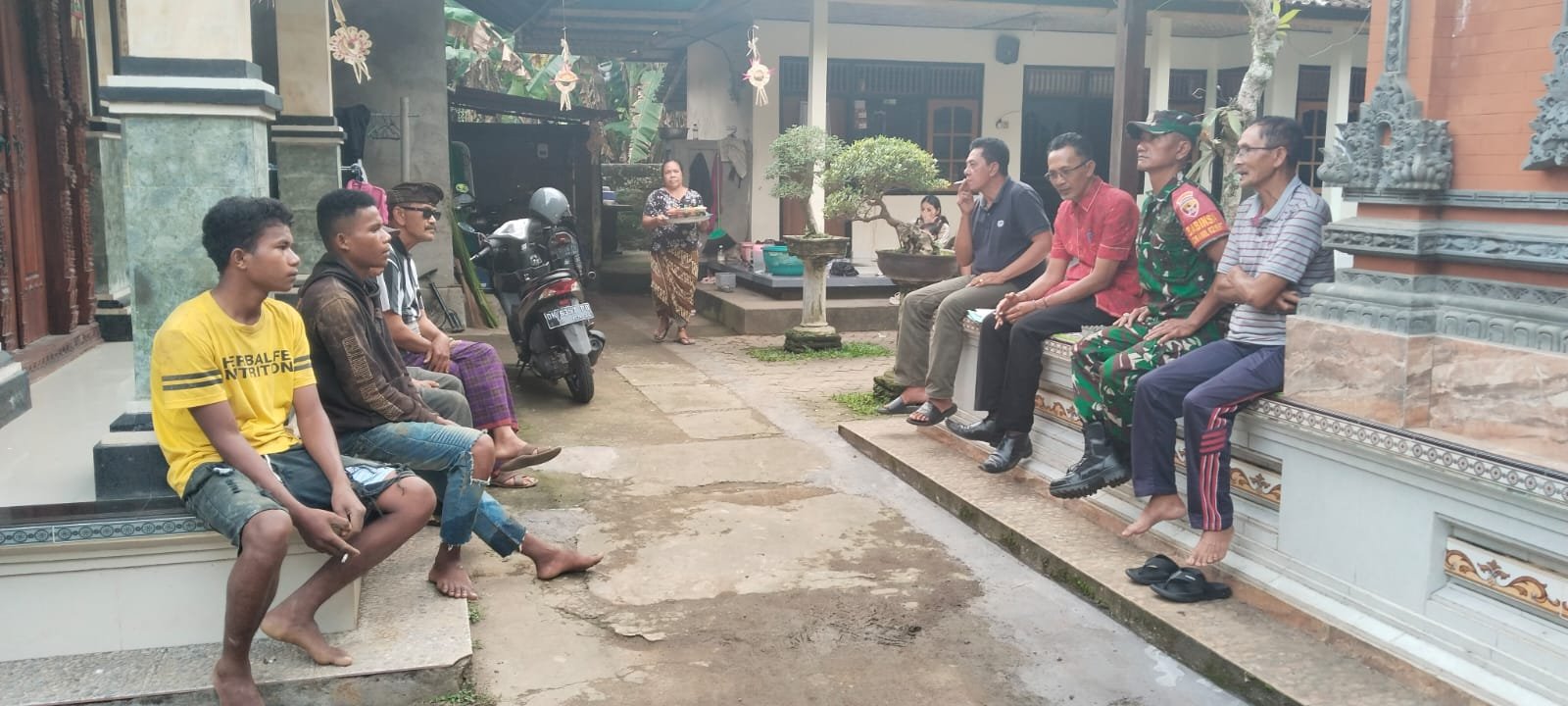 Babinsa Desa Abuan Melaksanakan Komsos Bersama Warga Banjar Serokadan.
