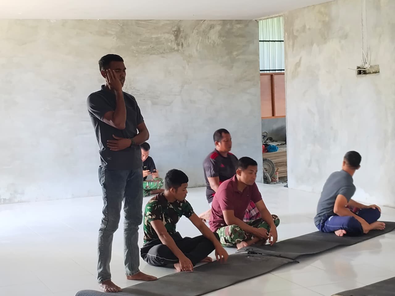 Satgas TMMD 128 Kodim 1801/Manokwari Sholat Jumat Bersama Warga, Perkuat Silaturahmi
