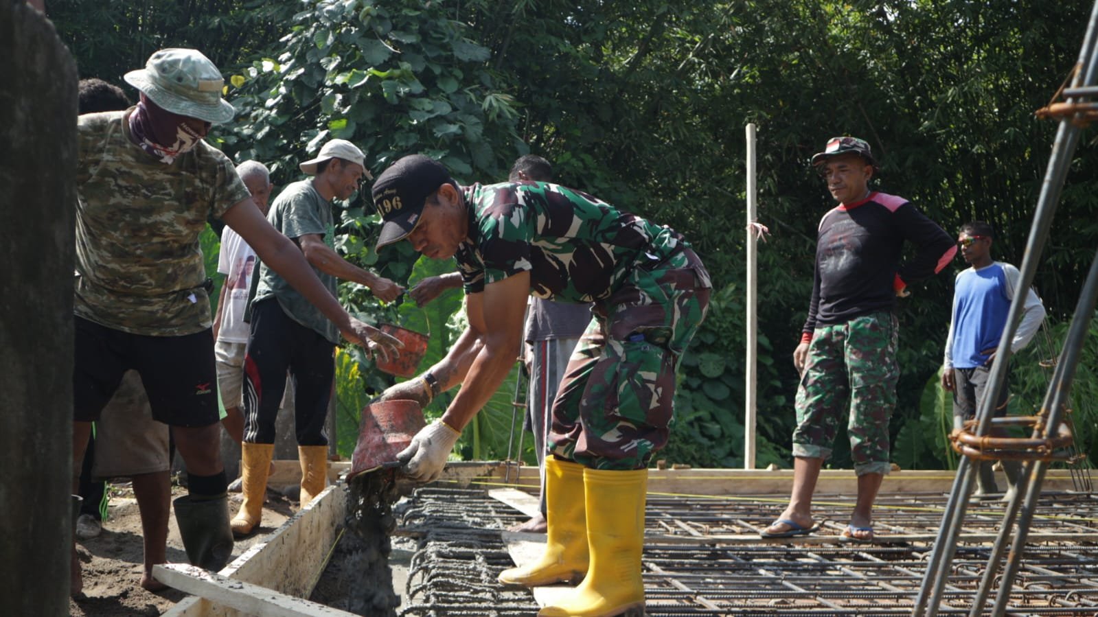 TNI dan Warga Percepat Pembangunan Jembatan Perintis Garuda di Kao Barat