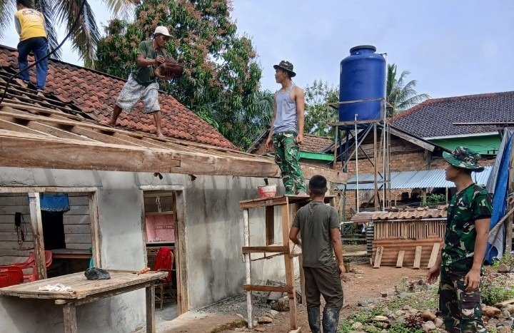 Gotong Royong Satgas TMMD dan Warga, Atap RTLH Eni Rosita Dibongkar Bersama