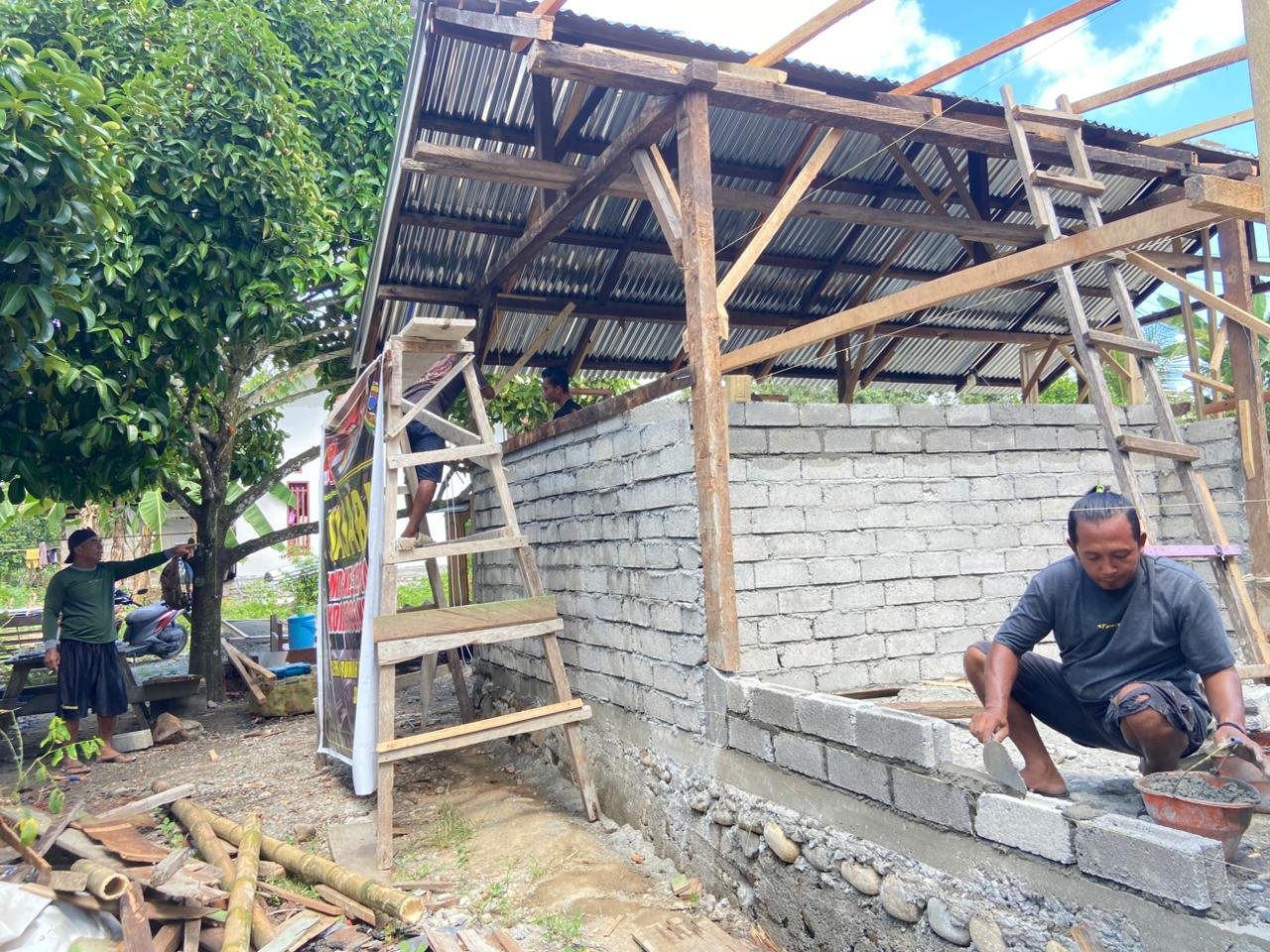 Gotong Royong TNI dan Warga, Batako Mulai Terpasang