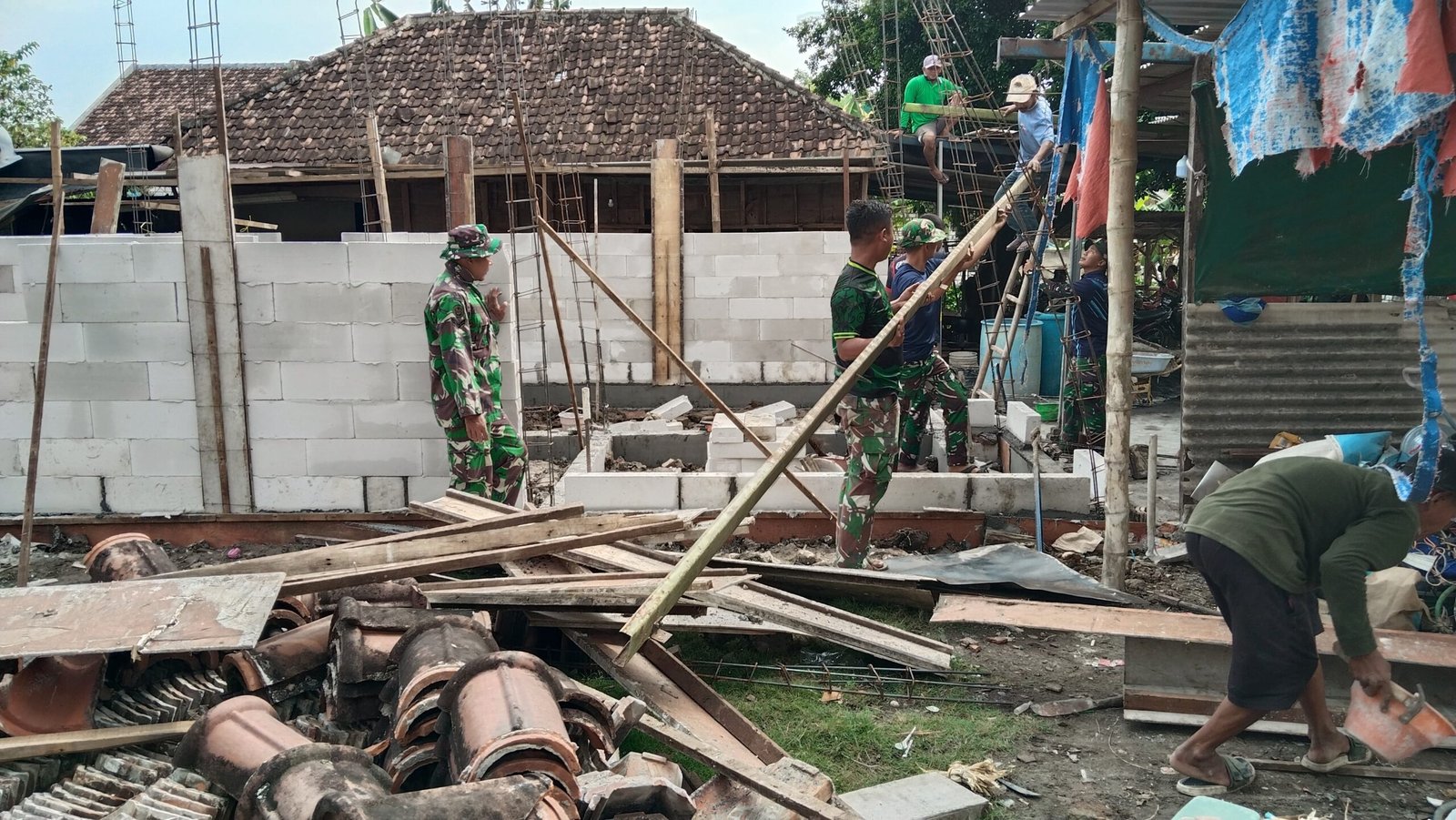 Sentuhan TMMD ke-128 di Kedamean: Dari Rumah Lapuk Menuju Hunian Nyaman