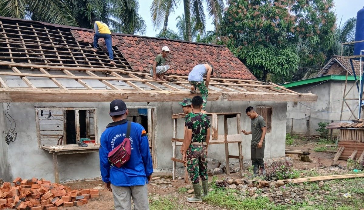 Rehab RTLH TMMD 128 Lahat Masuk Tahap Pembongkaran Atap, Warga Turut Gotong Royong