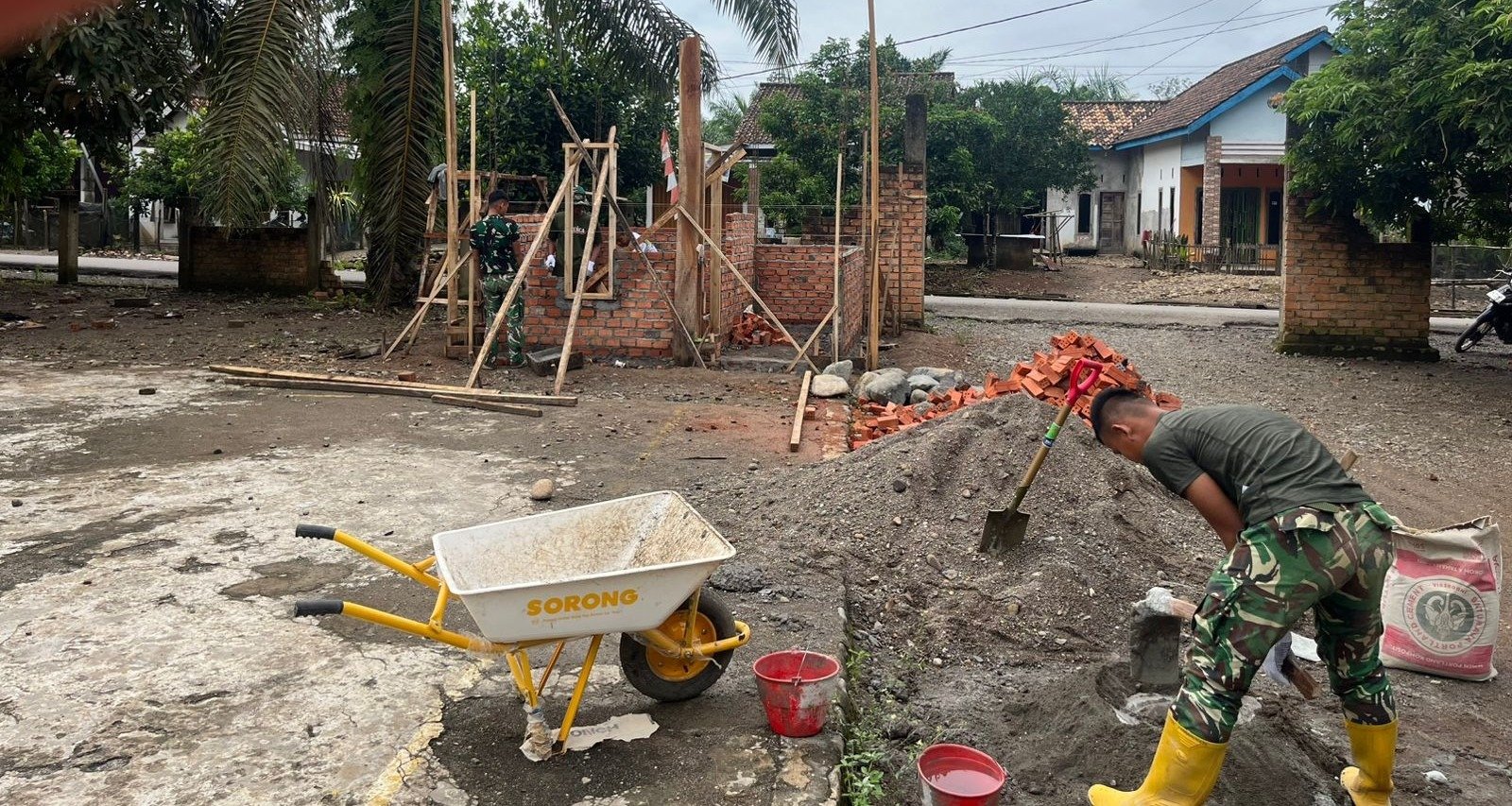 Kompak dan Terkoordinasi, Satgas TMMD 128 Kodim 0405/Lahat Bangun Poskamling