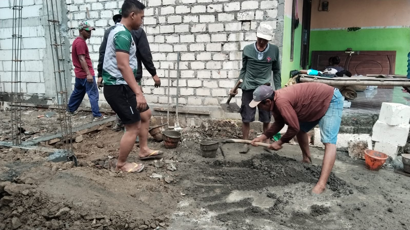Wujudkan Impian Hunian Layak, TNI dan Warga Kompak Cor Lantai Rumah Ibu Sumani di Lokasi TMMD