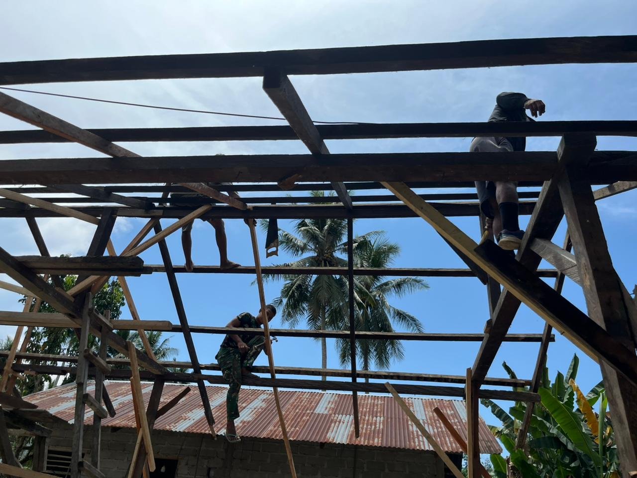 Tanpa Rasa Takut, Satgas TMMD Kodim 1306/Palu Pasang Kerangka Atap Rumah Warga