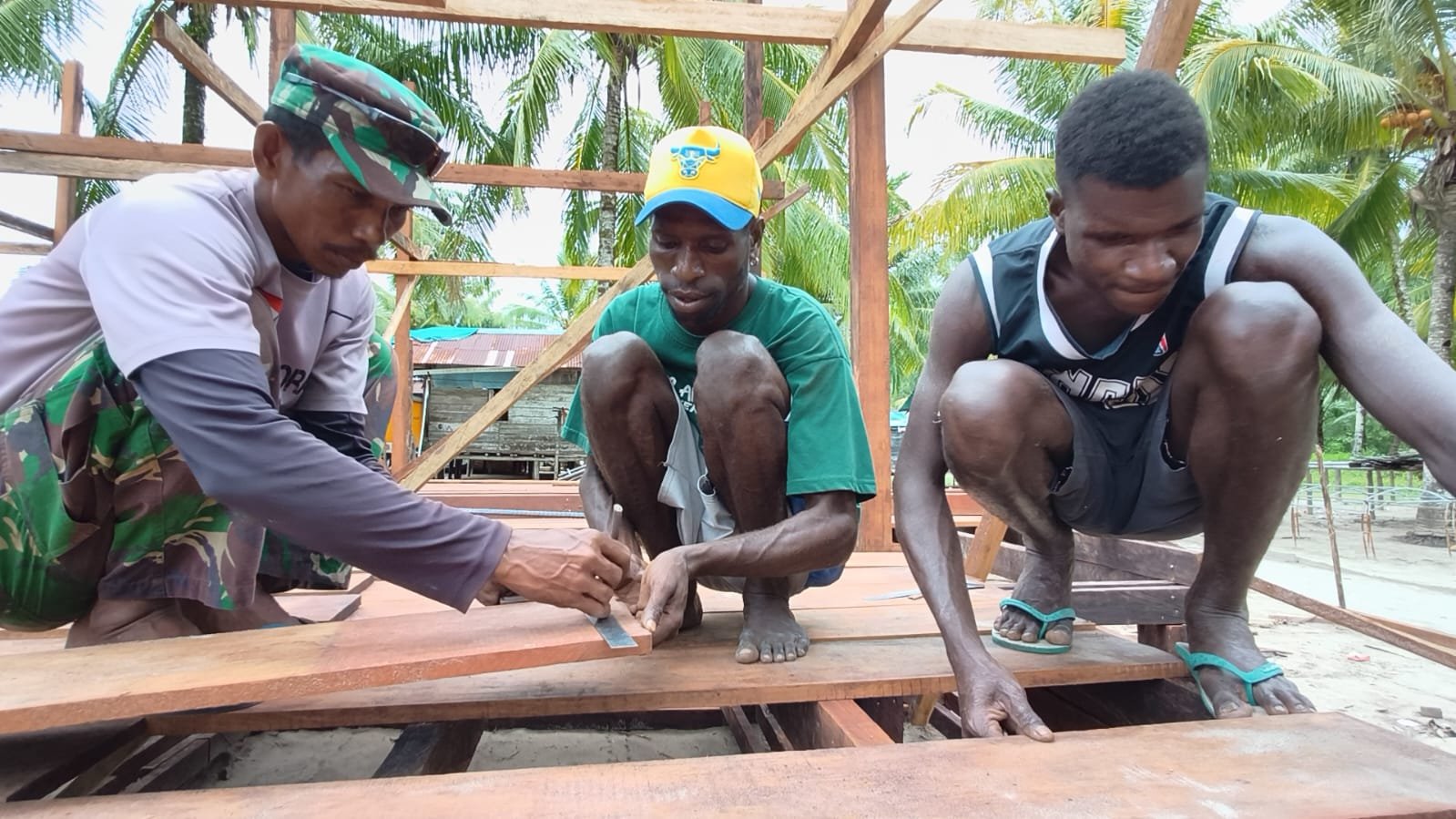 Tahap Lantai Selesai, Satgas TMMD dan Warga Kebutan Pembangunan Rumah