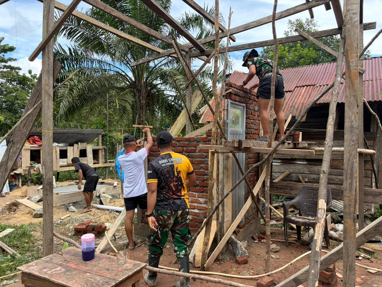 Gotong Royong Warnai Pengerjaan Plaster Rumah Warga di Desa Amolame