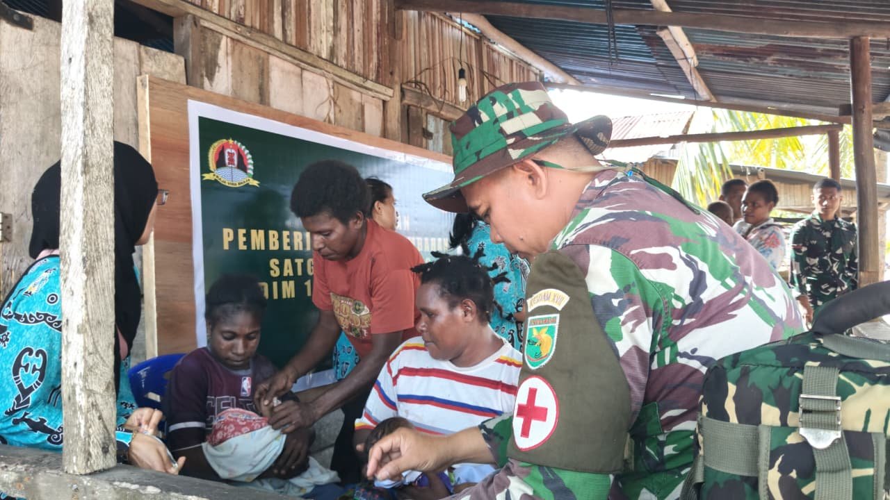 Tingkatkan Layanan Kesehatan, Satgas TMMD ke-128 Hadirkan Posyandu dan PMT di Kampung Keakwa