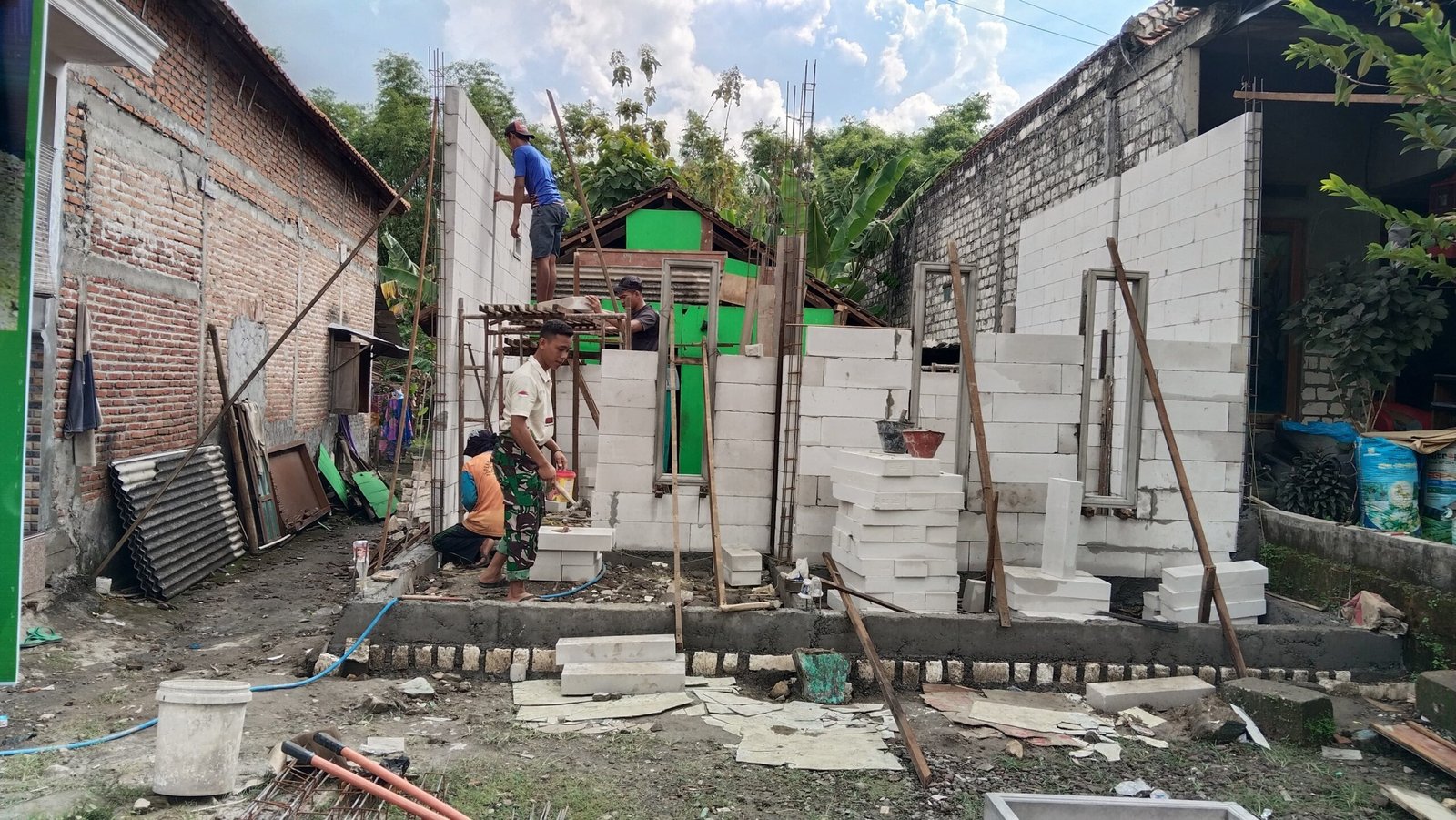 Bukti Nyata Kepedulian TNI: Gotong Royong Membangun Rumah Layak Huni di Desa Slempit