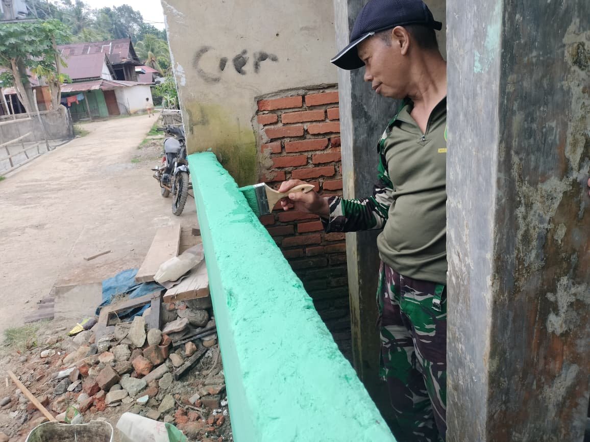 Tak Kenal Hari Libur, Satgas TMMD Ke-128 Kodim 0425/Seluma Tetap Kerja Renovasi Tempat Wudhu Masjid