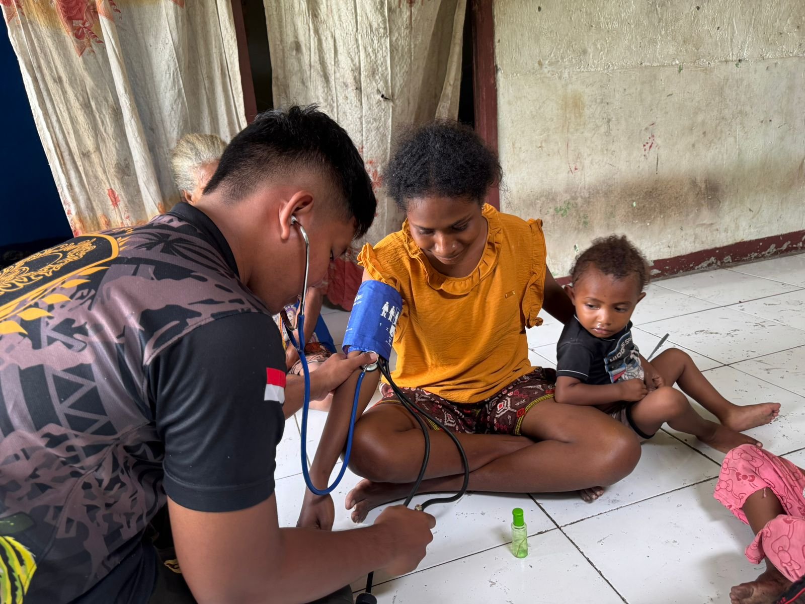 Humanis dan Peduli, TIK Kesehatan Satgas TMMD Hadirkan Pengobatan Gratis untuk Warga