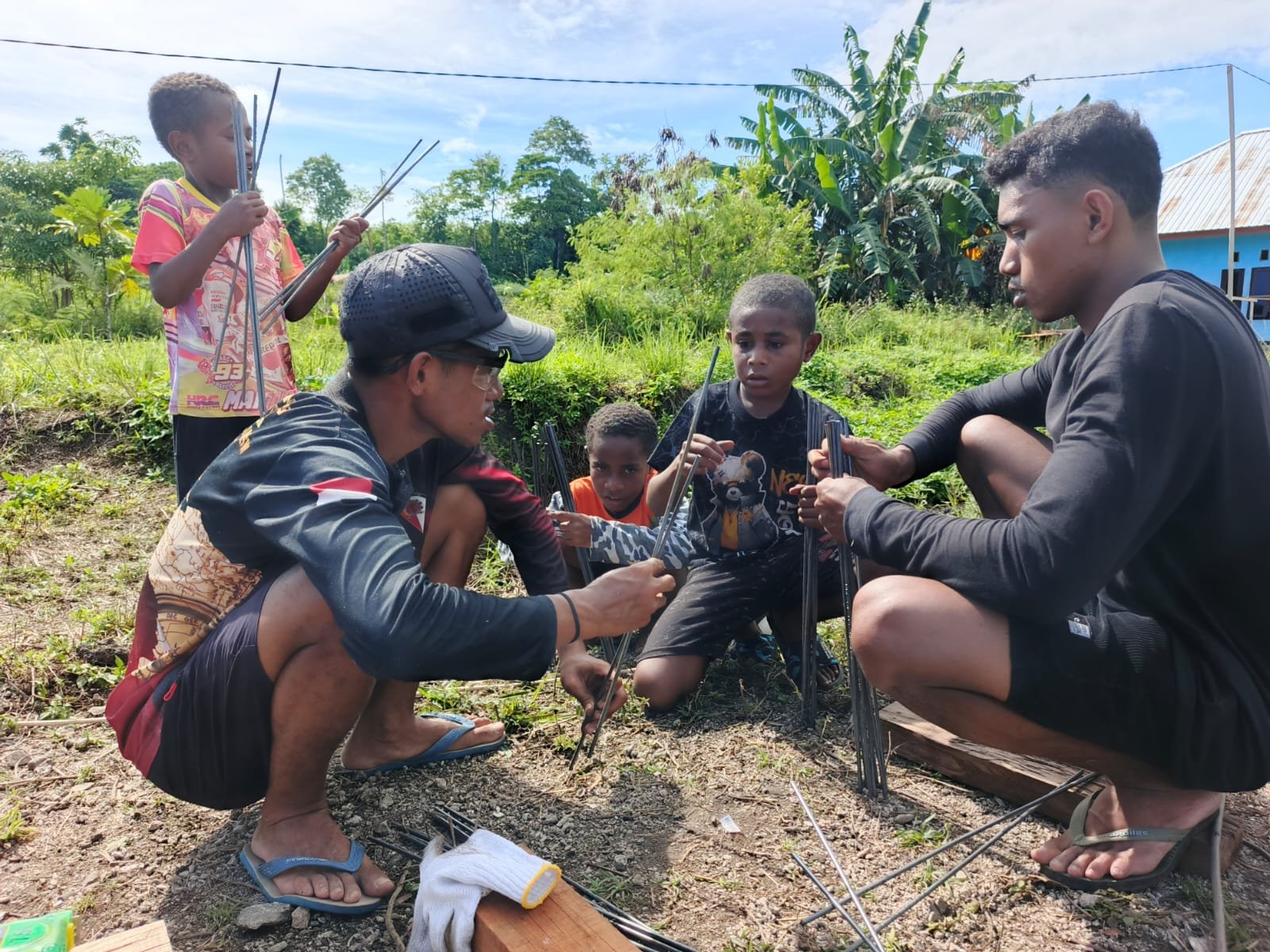 Canda Tawa Anak Kampung Warnai Lokasi TMMD Ke-128 Kodim 1801/Manokwari