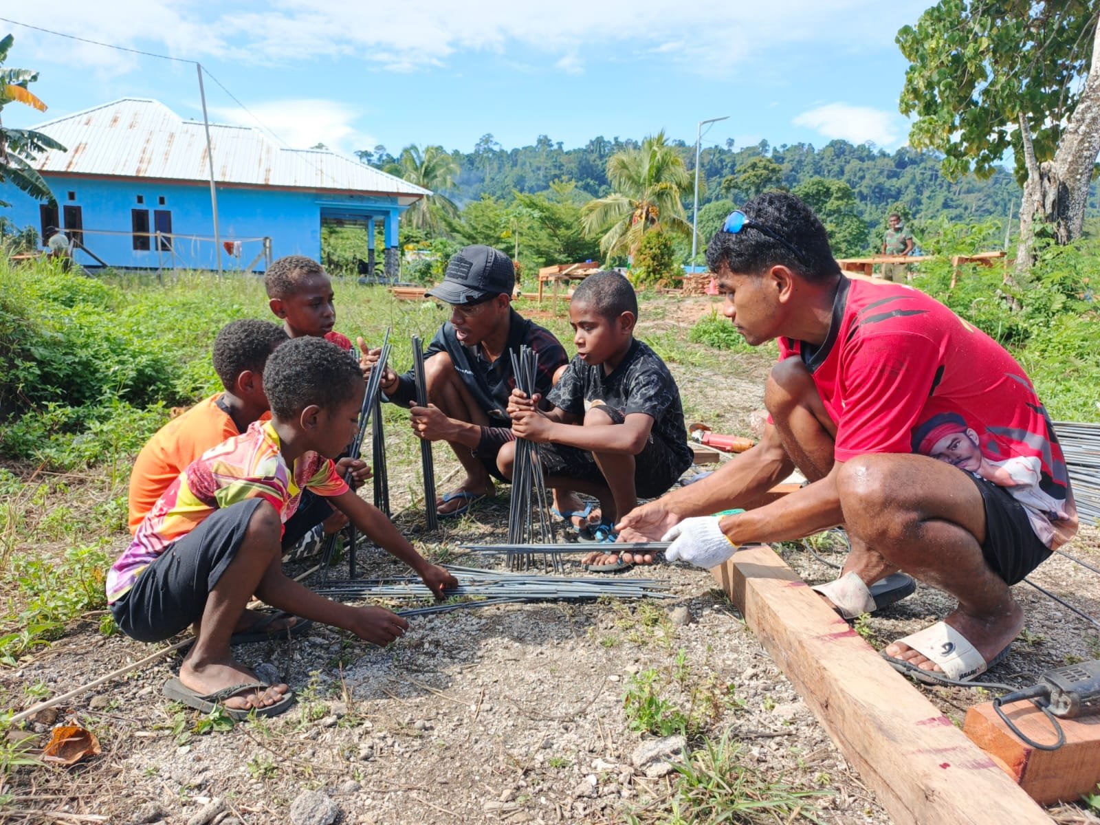 Kebersamaan Satgas TMMD dan Anak-Anak Kampung Tanah Rubuh Curi Perhatian