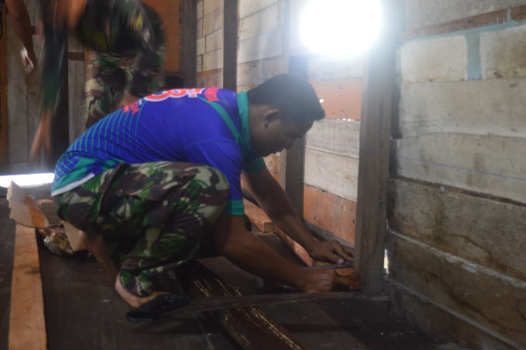 Satgas TMMD Ke-128 Kodim 1014/Pbn Perbaiki Dinding Rumah Warga Demi Hunian Lebih Aman
