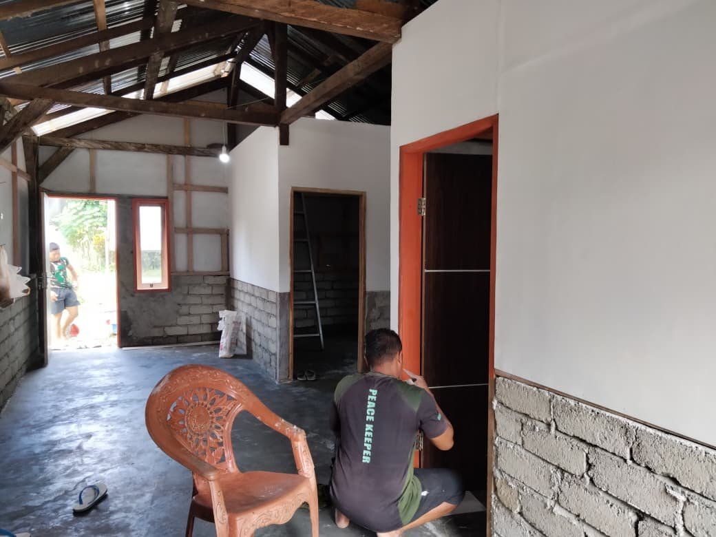Tak Hanya Dinding, Satgas TMMD Juga Cat Kusen Rumah Warga