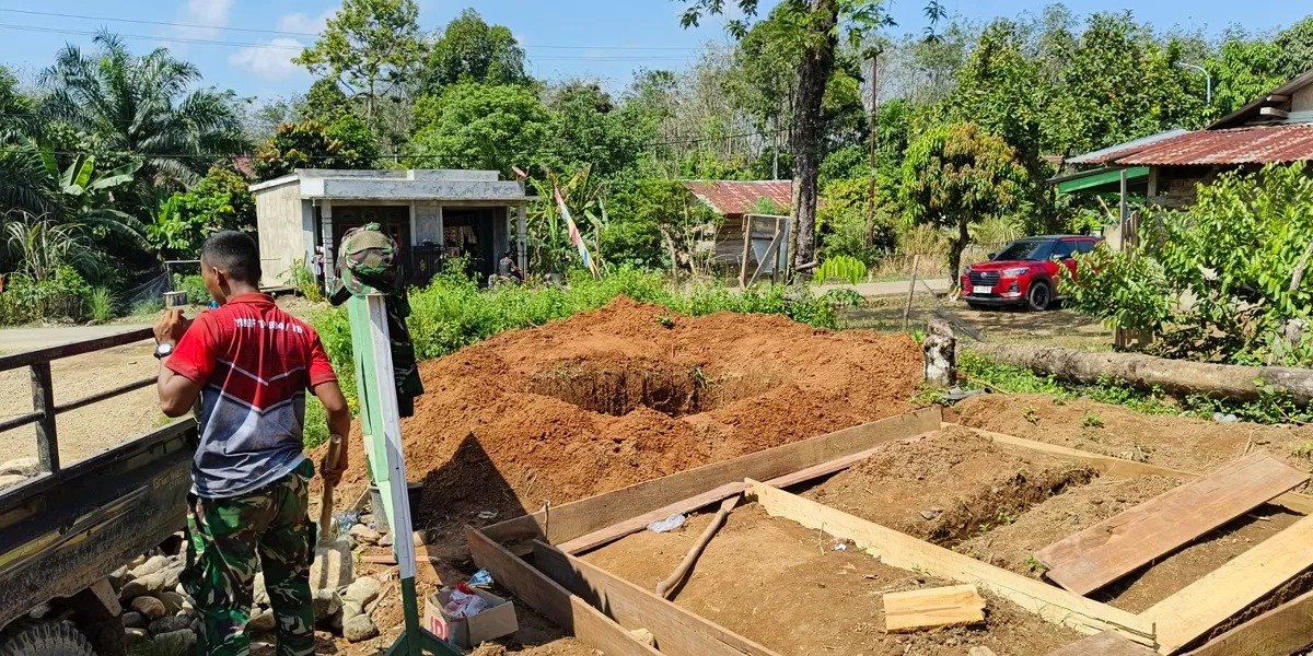 Satgas TMMD 128 Turunkan Batu Bujang untuk Pondasi MCK 2