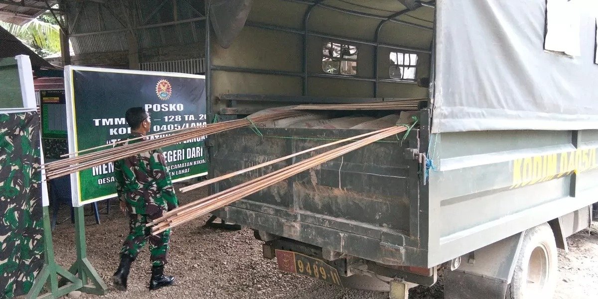 Satgas TMMD 128 Gotong Royong Turunkan Material Bangunan