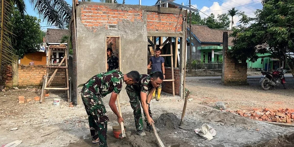 Satgas TMMD dan Warga Gotong Royong Rampungkan Poskamling