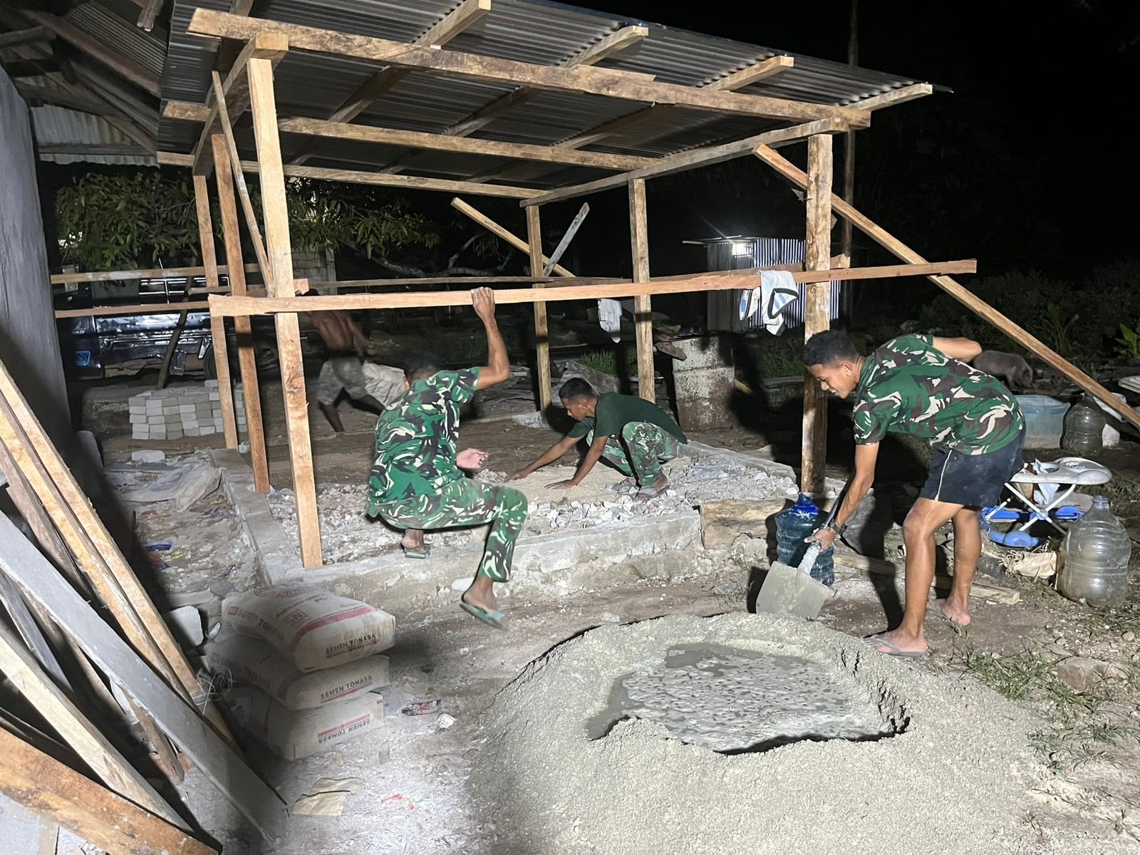 Satgas TMMD Ke-128 Mulai Kerja Sejak Subuh Demi Percepat Pembangunan MCK di Poliwu