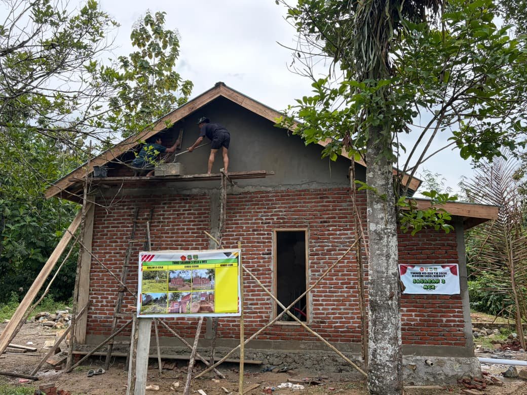 Gotong Royong Satgas TMMD dan Warga Rampungkan MCK Milik Bapak Risman