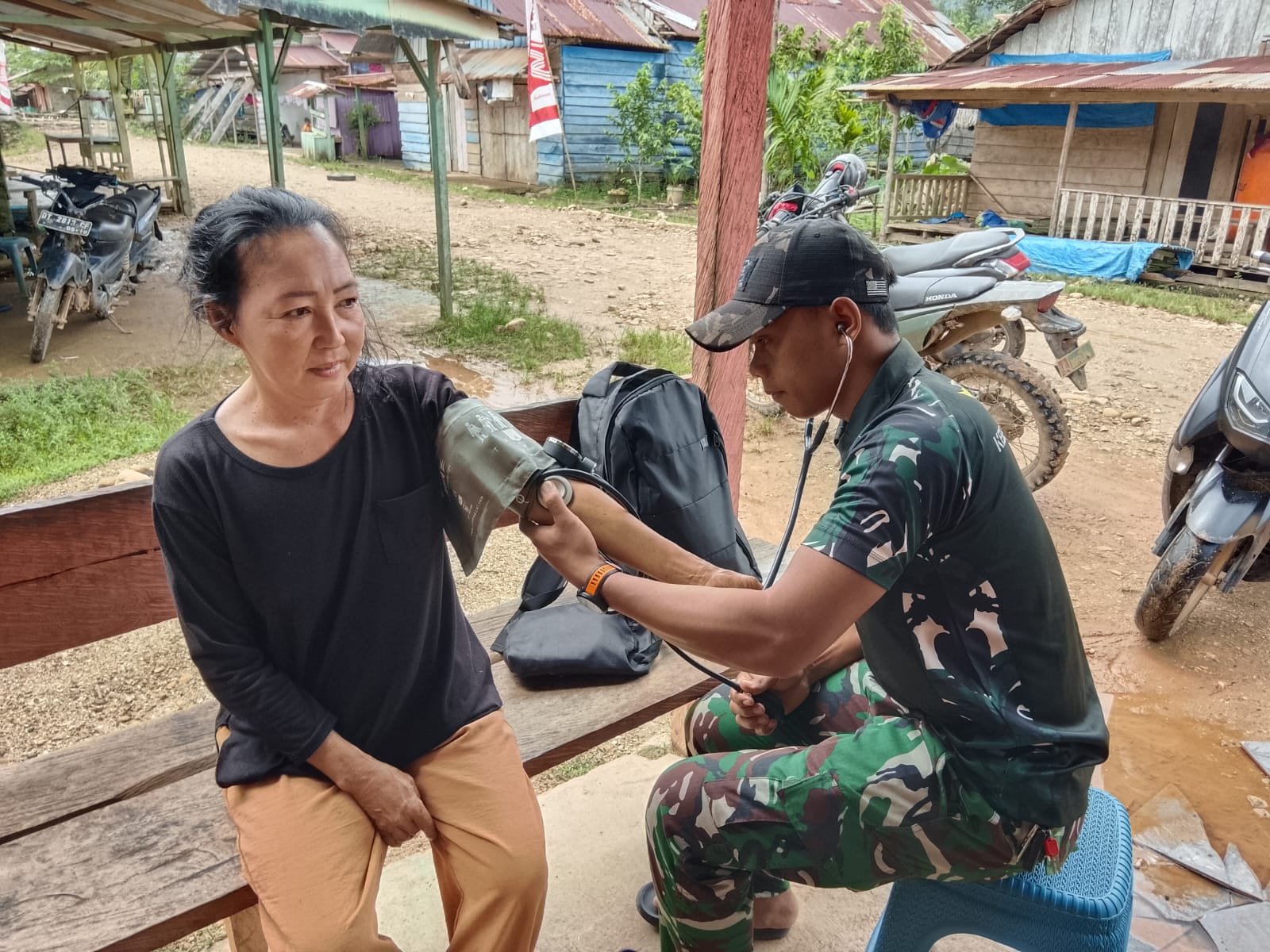 Perhatian TNI Terhadap Kesehatan Warga Desa Amolame di TMMD Ke-128