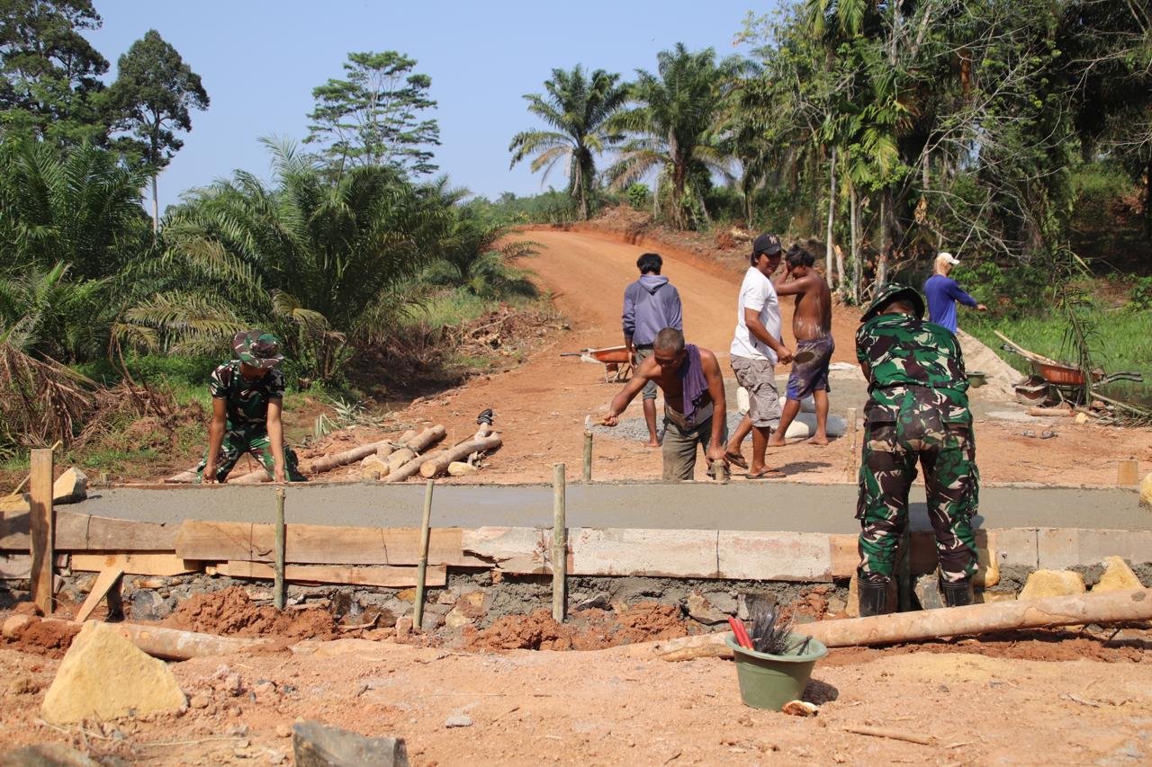 Pembangunan Gorong-Gorong oleh Satgas TMMD Ke-129 di Desa Baru Raharja