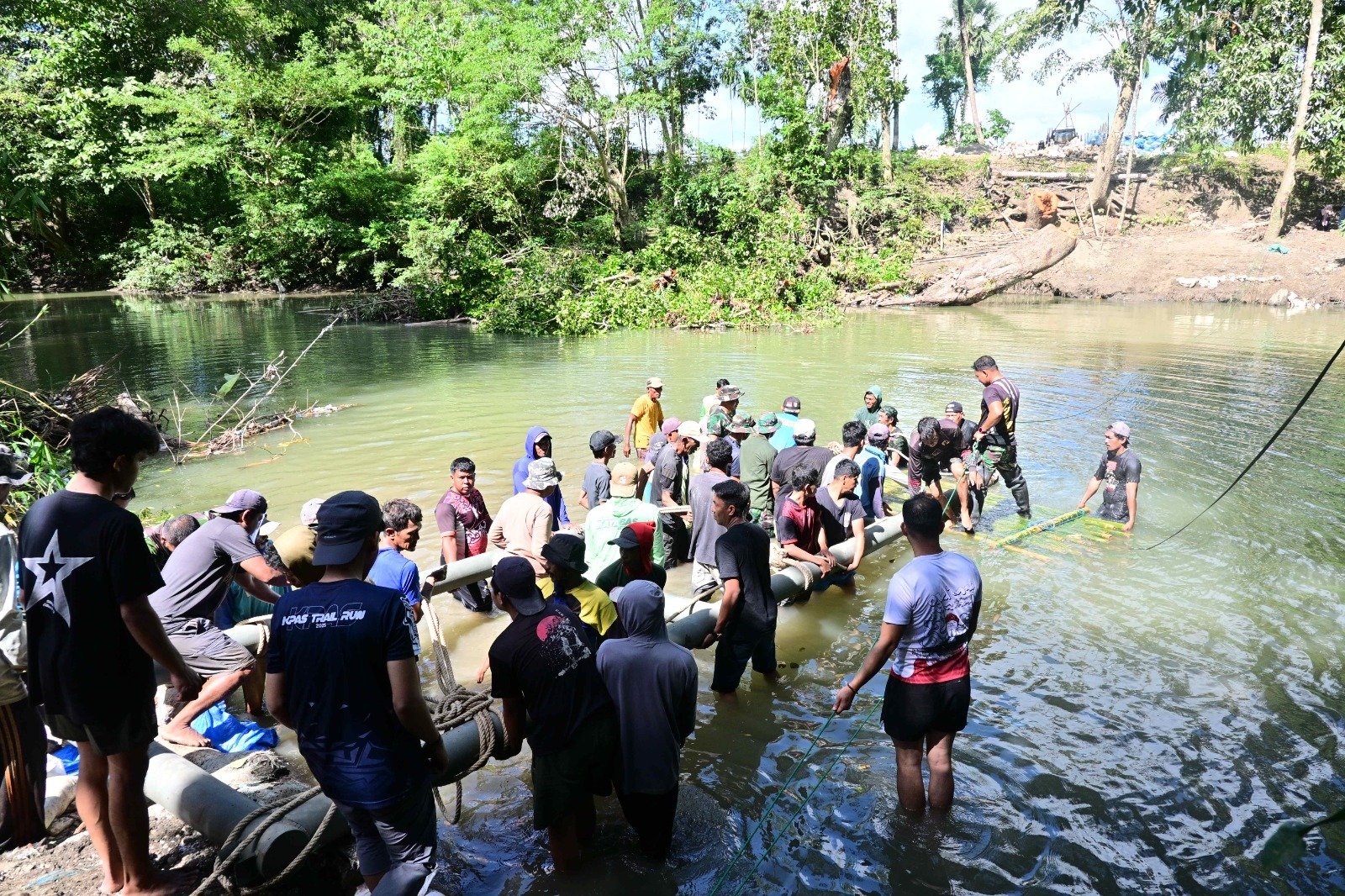 Dipimpin Dan SSK Letda Inf. Rahman, Warga Berjibaku Angkut Tiang Utama Jembatan Gantung di Desa Taddang Palie
