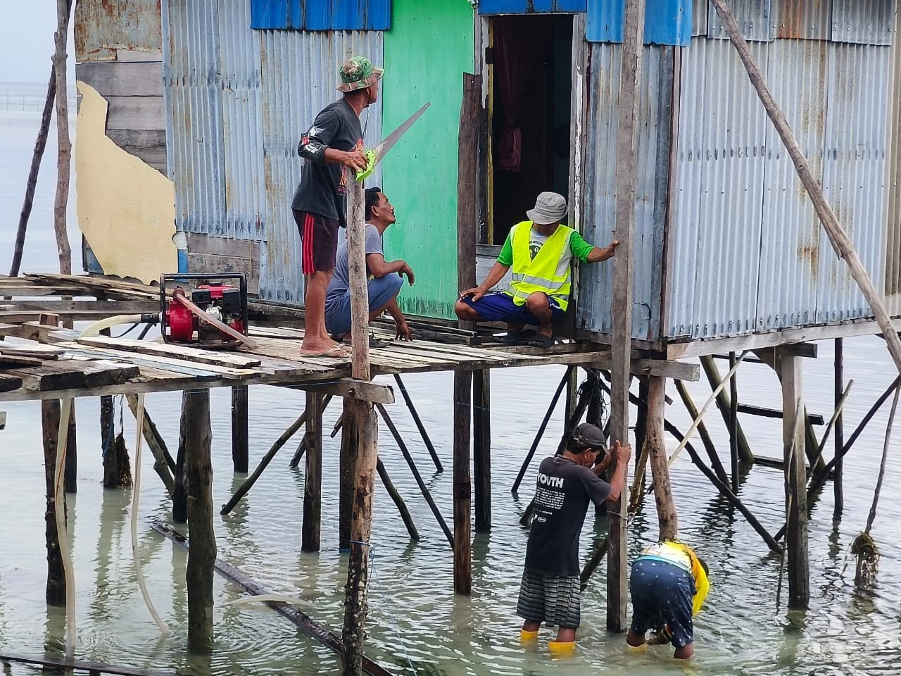 Rumah di Atas Laut Tak Jadi Kendala, Satgas TMMD Kebut Pengecoran Tiang RTLH Ibu Samsia