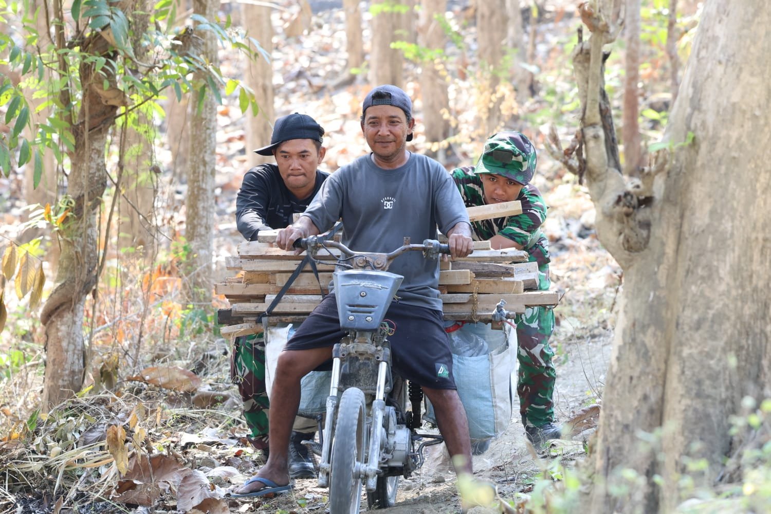 Aksi Humanis Satgas TMMD Ke-129 Kodim 0812 Lamongan, Kompak Dorong Motor Warga Tlemang yang Mogok Angkut Kayu