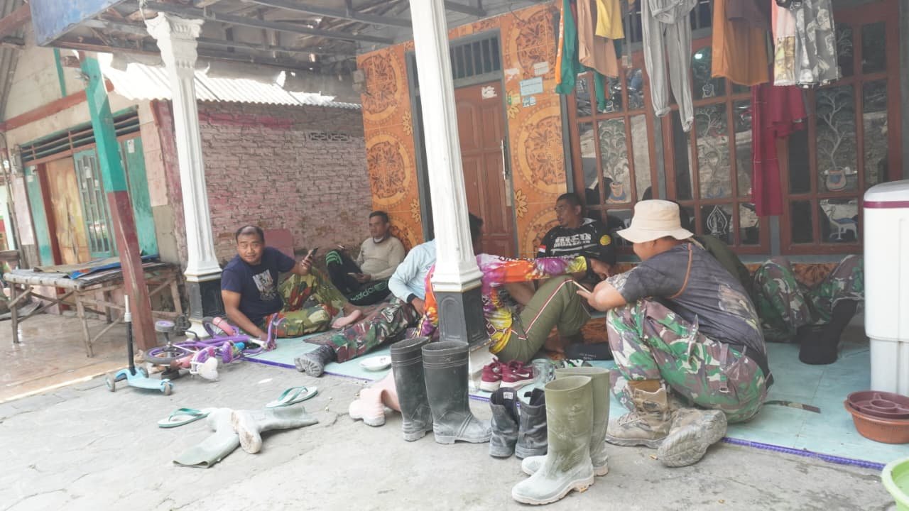 Canda Tawa di Teras Rumah Warga, Jadi Bukti Kedekatan Satgas TMMD Ke-129 Kodim 0812 Lamongan dengan masyarakat desa Tlemang