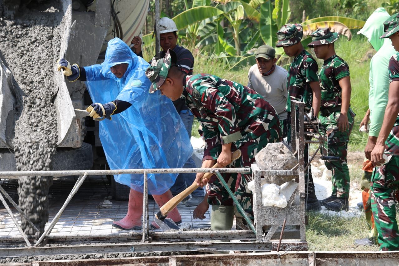 “Otot Kuat Tulang Besi” Kembali Terukir di Desa Tlemang Lewat TMMD Ke-129 Kodim 0812 Lamongan