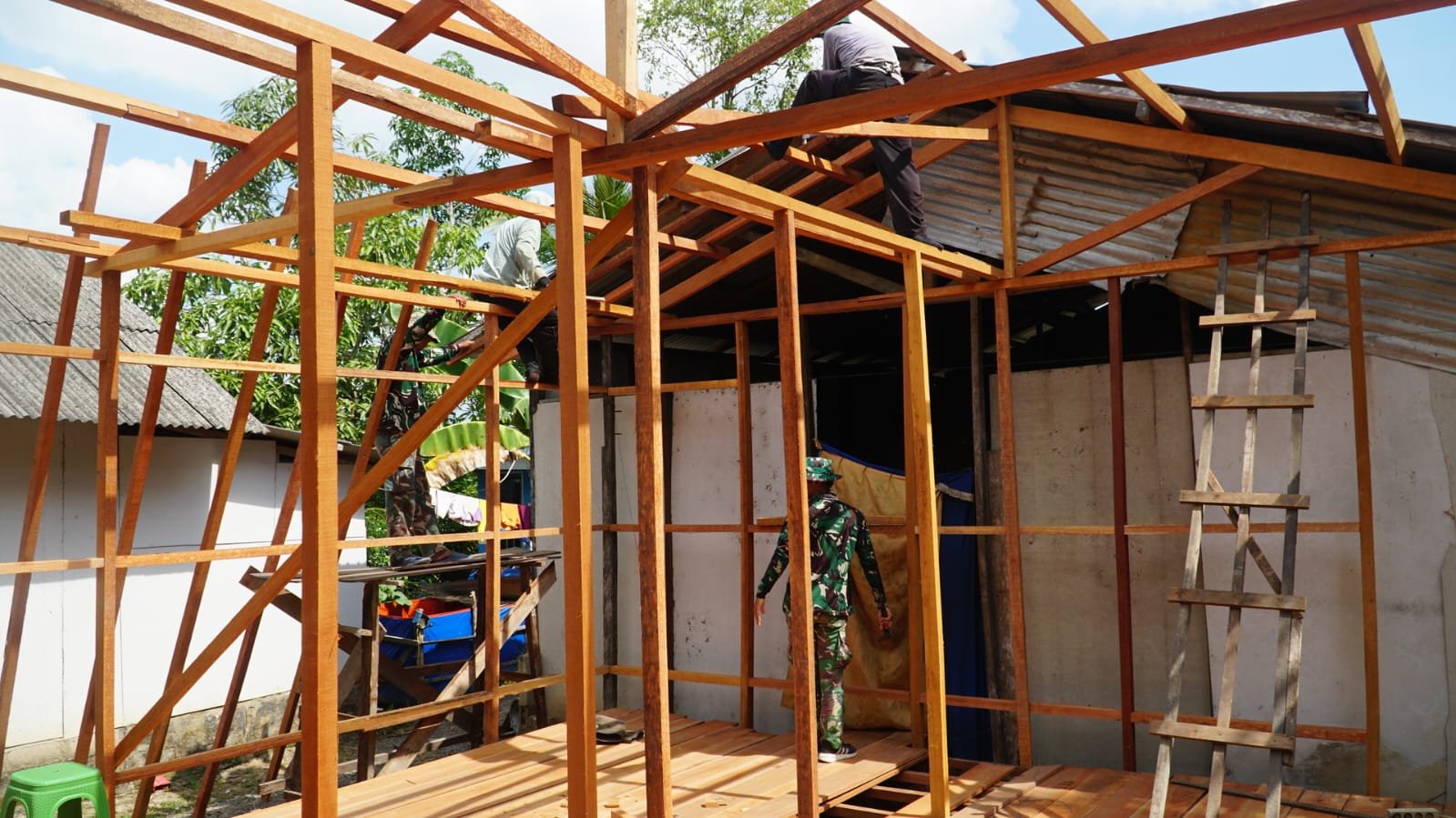 Semangat Gotong Royong Warnai Pembangunan Rumah Walianto dalam Program TMMD Ke-129