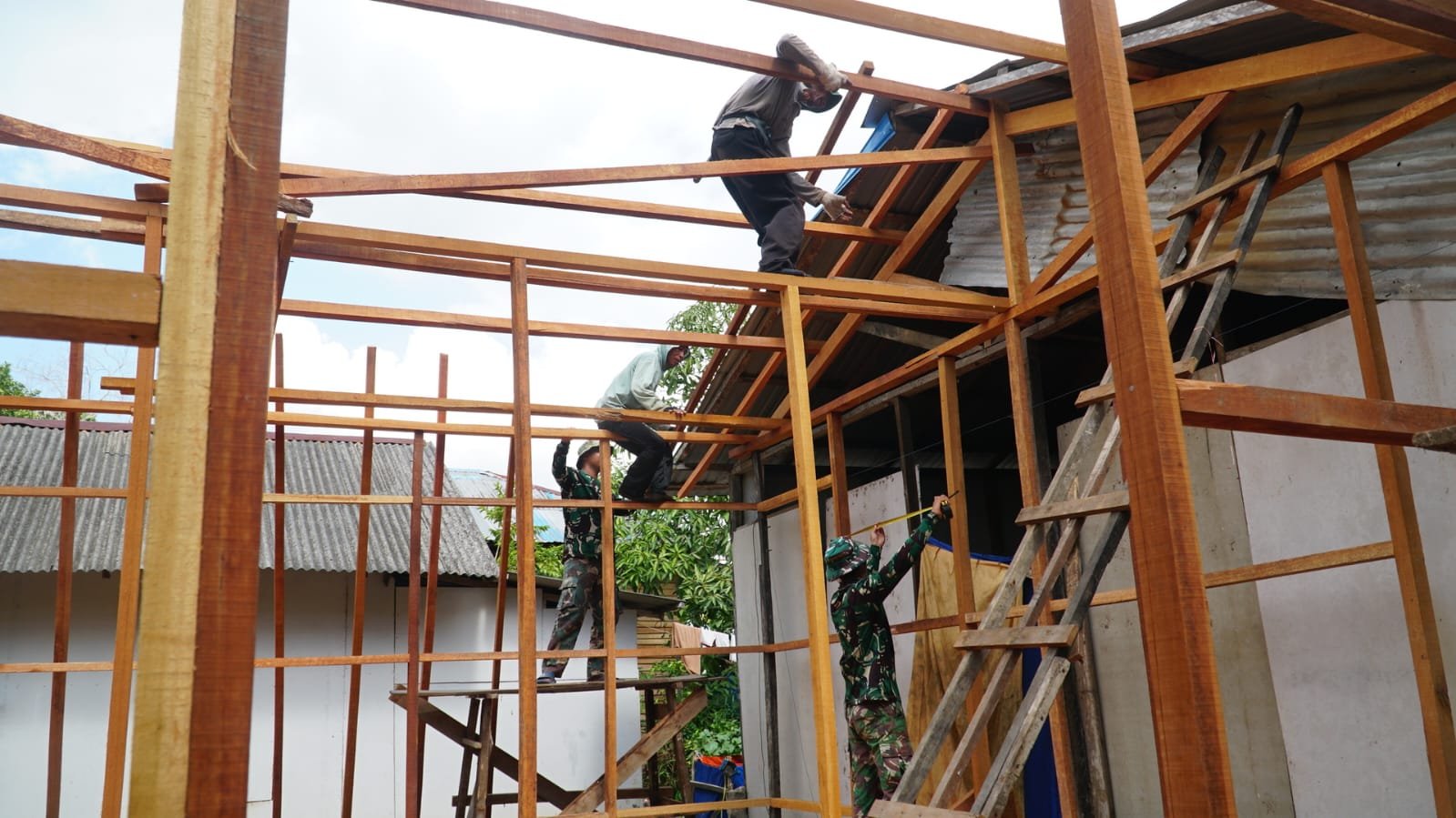 Pemasangan Kerangka Atap Tandai Progres Renovasi RTLH TMMD Ke-129 di Desa Bandaraya