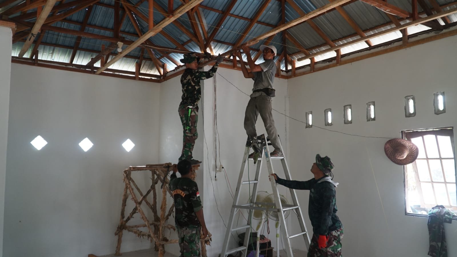 TMMD Ke-129 Tingkatkan Kualitas Sarana Ibadah, Musholla Darul Iman Masuki Tahap Pemasangan Plafon