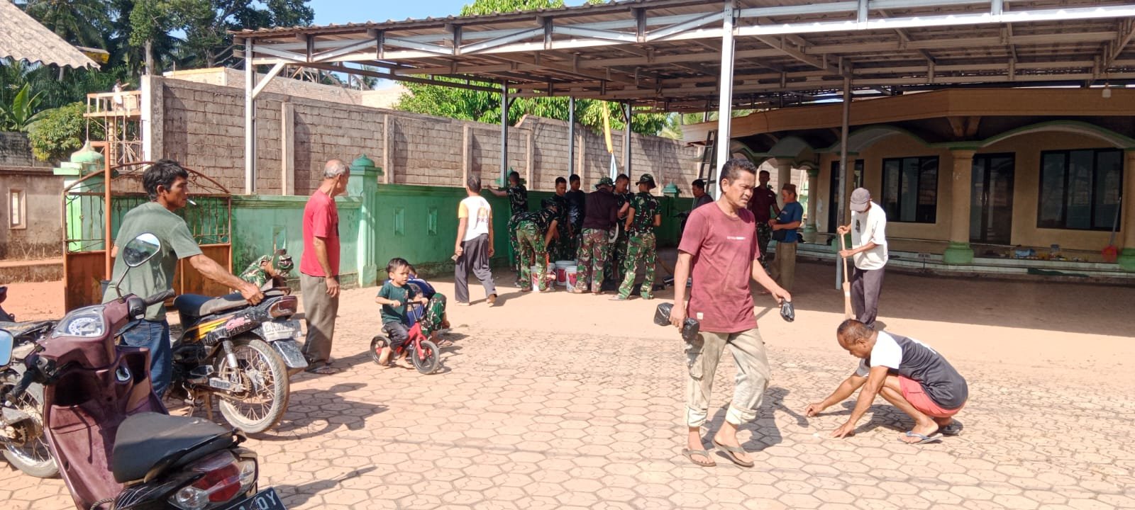 Satgas TMMD Ke-129 Kodim 0413/Bangka Bersama Warga Gotong Royong Bersihkan Masjid Desa Deniang